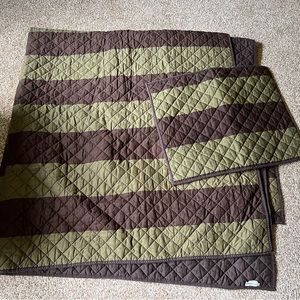 Like new Pottery Barn kids full/Queen quilt and matching standard sham.